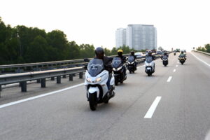 KERAJAAN bercadang melarang pengguna motosikal menggunakan lorong laju atau memotong di lebuh raya.