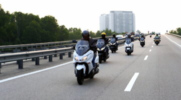 KERAJAAN bercadang melarang pengguna motosikal menggunakan lorong laju atau memotong di lebuh raya.