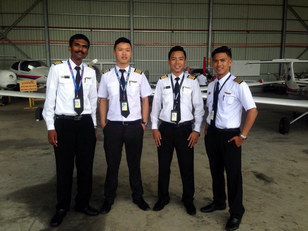 Mohd Razi (dua dari kiri) berkhidmat sebagai tenaga pengajar penerbangan di LIA