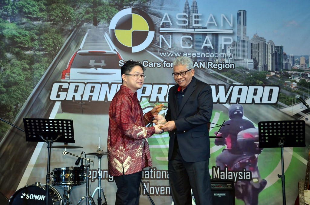 proton terima anugerah