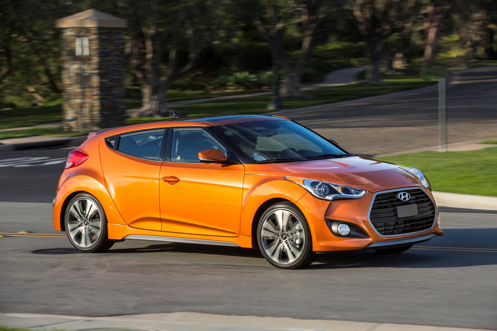 https://st.automobilemag.com/uploads/sites/11/2015/02/2016-Hyundai-Veloster-Turbo-side-profile-in-motion-03.jpg