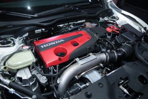 BERITA baik! Honda Malaysia dikhabarkan bakal membawa masuk Honda Civic Type-R ke pasaran tempatan pada penghujung tahun ini. Bagaimanapun, ia mungkin akan dibawa masuk dalam unit terhad memandangkan harga jualan yang agak tinggi. Berdasarkan beberapa sumber yang PanduLaju terima, Honda Civic Type-R dijangka bakal diperkenalkan selepas pelancaran Honda CR-V tidak lama lagi. Manakala anggaran harga jualan bagi Honda Civic Type-R ialah sekitar RM300,000. ENJIN 2.0l I-VTEC TURBO Honda Civic Type-R yang membuat debut di Pameran Motor Geneva (GIMS) 2017 baru-baru ini membuatkan ramai peminat dan fanatik kereta berprestasi itu, terutama di Malaysia rasa tidak senang duduk. Perasaan mahu duduk di atas kerusi sport sambil mendengar deruman ekzos Type-R begitu membuak-buak. Lihat saja kuasa disebalik enjin yang terbenam pada hud hadapan. Honda Civic Type-R dipadankan dengan enjin 4-silinder 2.0L i-VTEC pengecaj turbo, pacuan roda depan (FWD). Hasil padanan kotak gear manual 6-kelajuan, ia mampu menghasilkan kuasa sebanyak 318hp dan tork puncak 400Nm. Untuk pengalaman pemanduan lebih menyeronokkan, Honda Civic Type-R didatangkan dengan tiga mod pacuan iaitu Comfort, Sport dan Track. Jika melihat pada anggaran harga di Malaysia, ia agak sukar untuk dijual. Beli memang akan ada, tetapi mungkin dalam kuantiti yang sedikit. Jadi tidak hairanlah Honda Malaysia berkemungkinan hanya akan membawa unit terhad. Bagi peminat yang ternanti-nanti Honda Civic Type-R, anda masih sempat lagi menabung untuk merealisasikan impian. Atau mungkin sudah sampai masa berbisik di telinga isteri supaya menghadiahkan anda Honda Civic Type-R sebagai hadiah ulang tahun perkahwinan mahupun hari jadi. Apa-apapun, selamat menjadi wahai kaum adam :-)