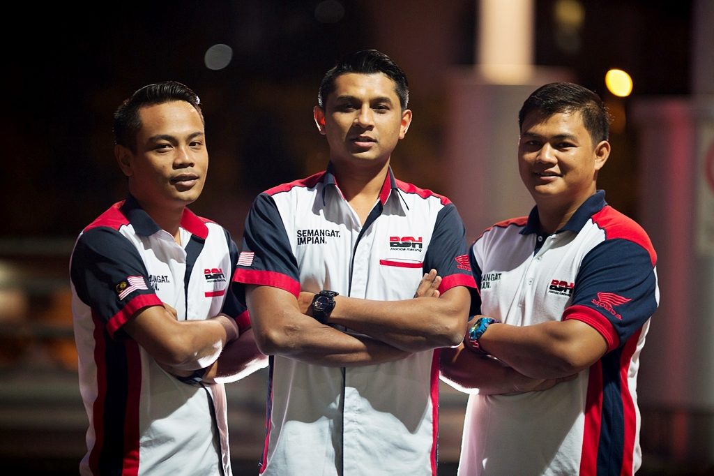 (Dari kiri ke kanan) Ketua Jurutera Data, Mohamad Redzuan Bin Kamis, Pengurus Pasukan – Zulhelmi Ahmad, Ketua Mekanik – Muhammad Zarul Bin Sirat