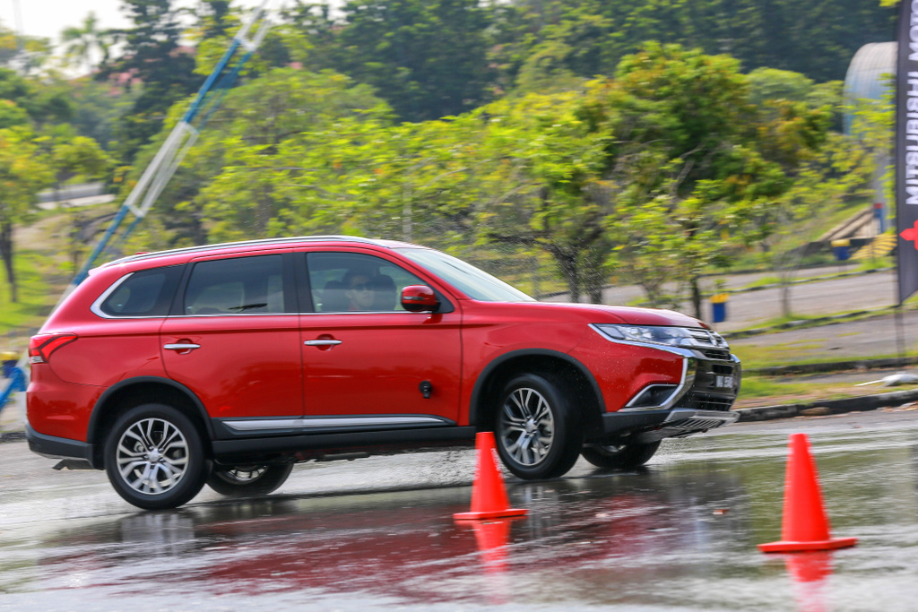 Pandu uji Mitsubishi Outlander CKD Malaysia_PanduLaju (15 