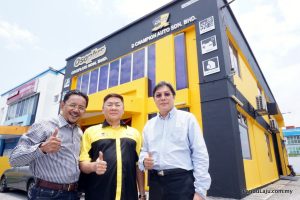 Pengarah Osoplus Sdn Bhd, Datuk Mazlan Sabli (kiri) bersama Pengarah Urusan Osoplus Sdn Bhd, Chua Kiew Chai (tengah) dan Datuk Tiong Yap Choon