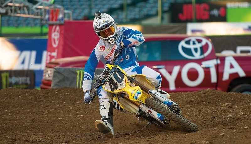 Pelumba motocross layan corner