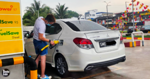 Pemandu Singapura isi RON95