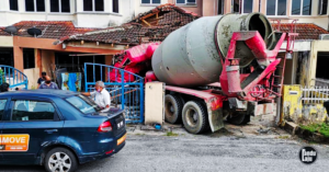Lori Simen Terbabas Masuk Rumah Orang