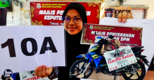 Pelajar SPM 10A Dapat Hadiah Motor!