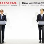 Presiden dan CEO Honda Global, Toshihiro Mibe (kiri) dan Naib Presiden Honda, Noriya Kaihara
