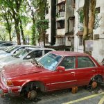 Kereta terbiar di perumahan strata