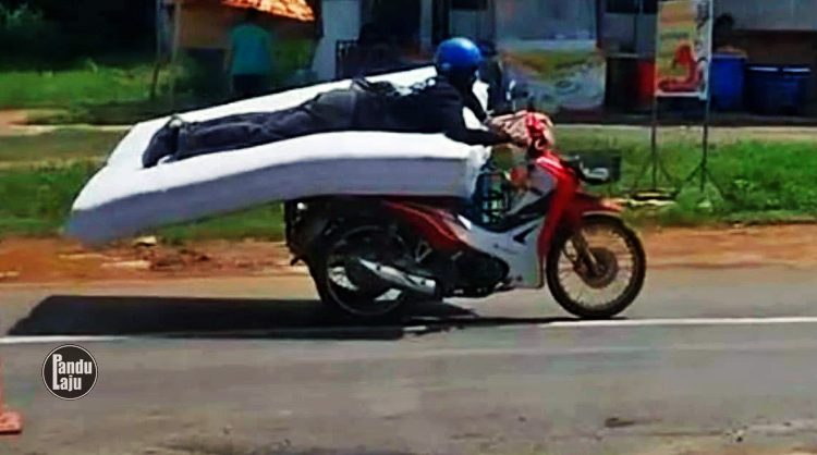 Video Penunggang Thailand Buat Aksi 'Superman' Atas Tilam