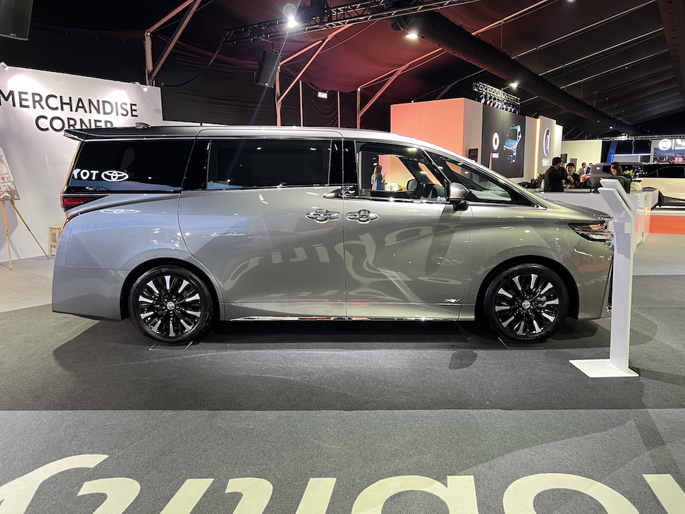 Toyota Vellfire 2.5 HEV Executive Lounge 2025