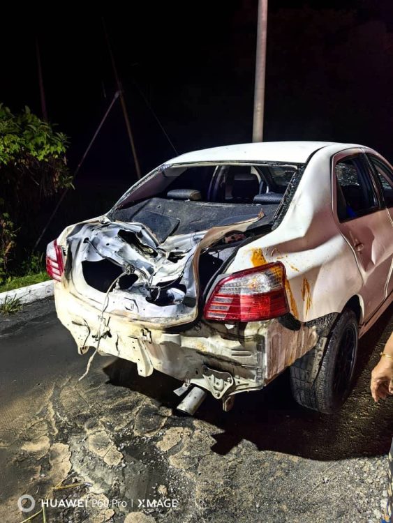 Gajah mengamuk di jalan Gerik-Jeli dekat Sungai Lebey, Perak