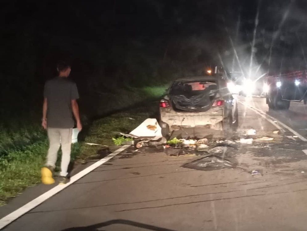 Gajah mengamuk di jalan Gerik-Jeli dekat Sungai Lebey, Perak