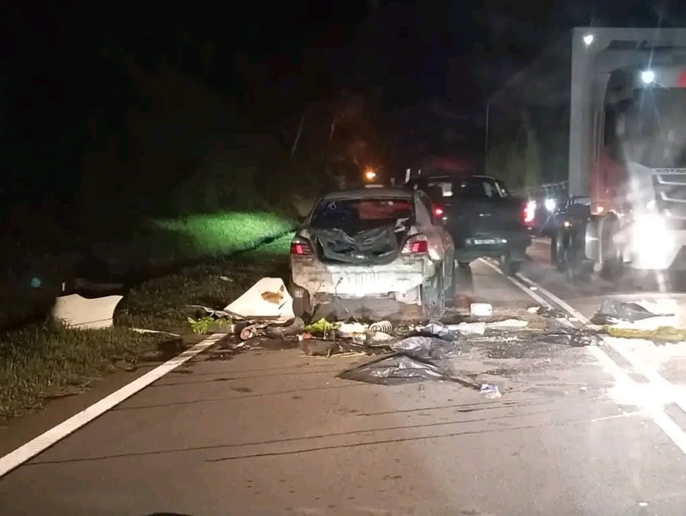 Gajah mengamuk di jalan Gerik-Jeli dekat Sungai Lebey, Perak