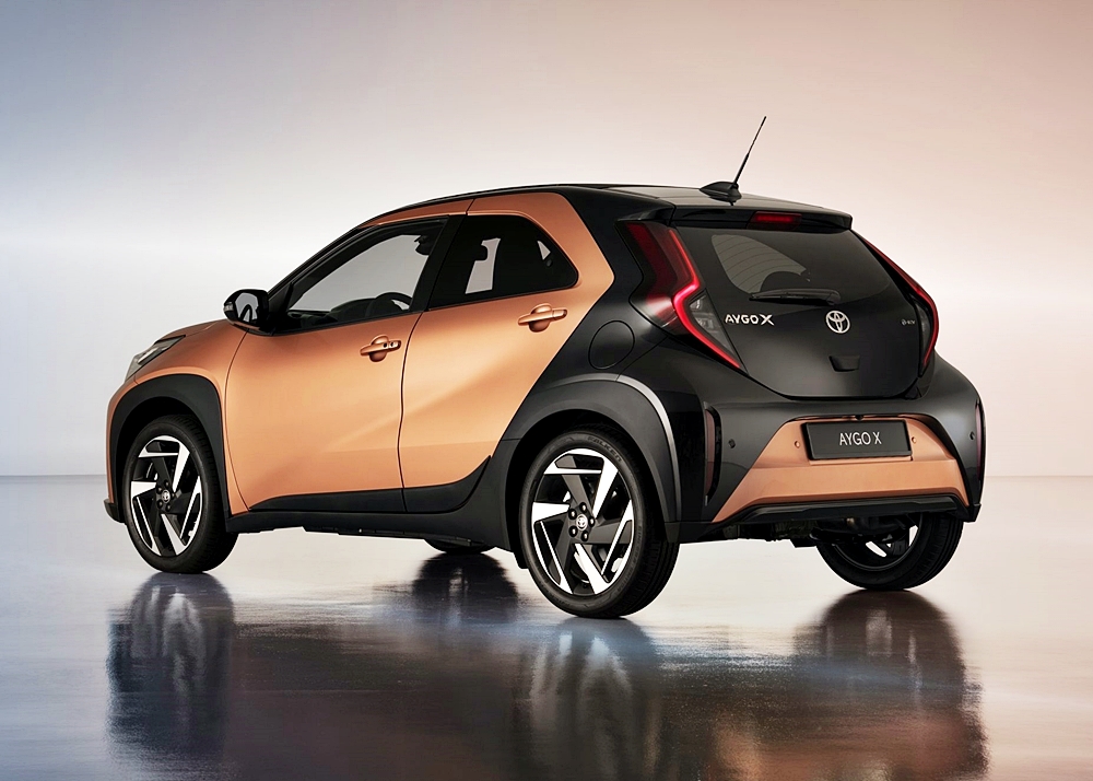 Toyota Ayga X Hybrid 2025