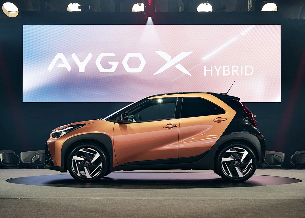 Toyota Ayga X Hybrid 2025