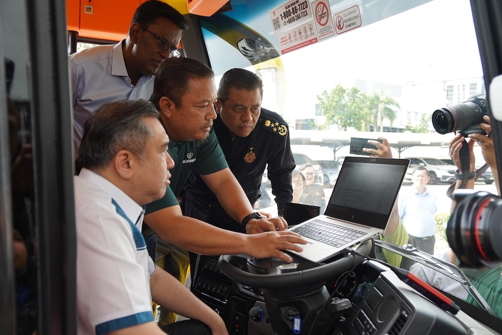 Anthony Loke arah kenderaan berat pasang pengehad halaju