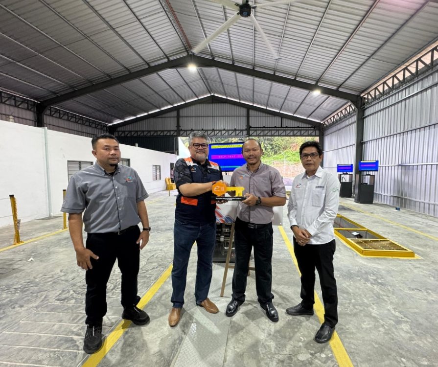 CEO Puspakom, Mahmood Razak Bahman (dua dari kiri)