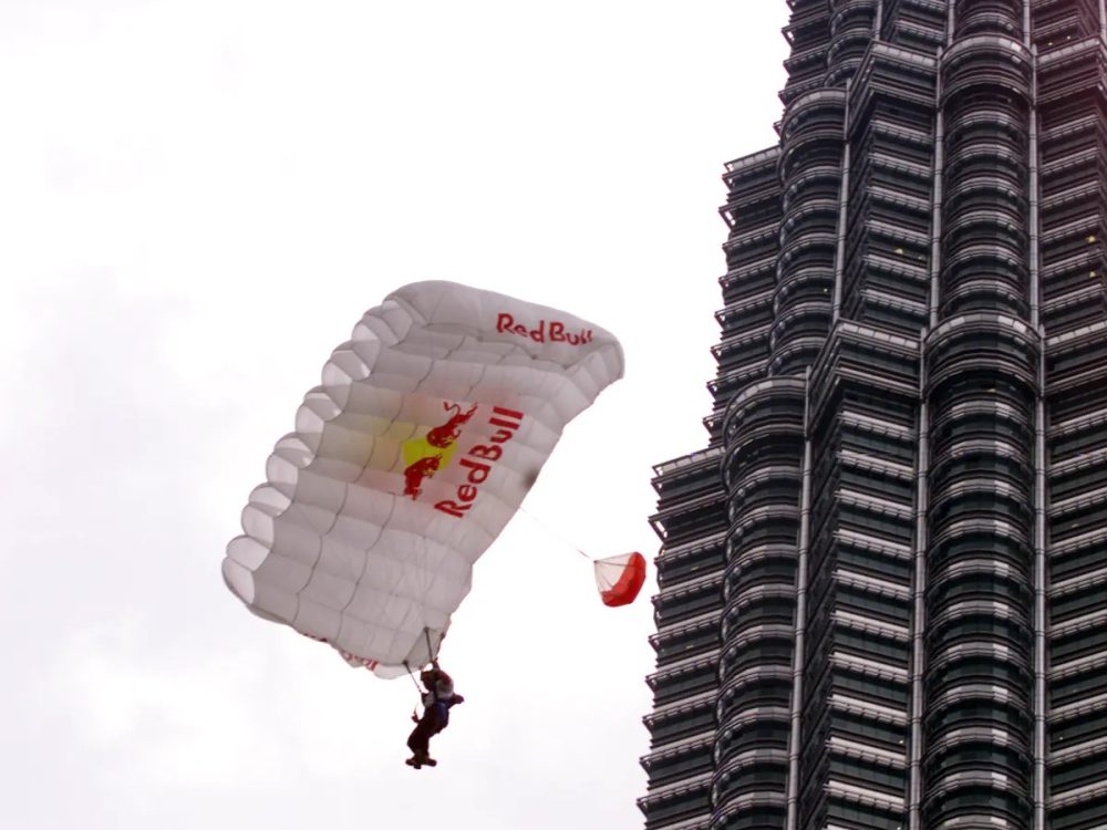 Felix Baumgartner ketika terjun dari Menara Berkembar Petronas KLCC di Malaysia