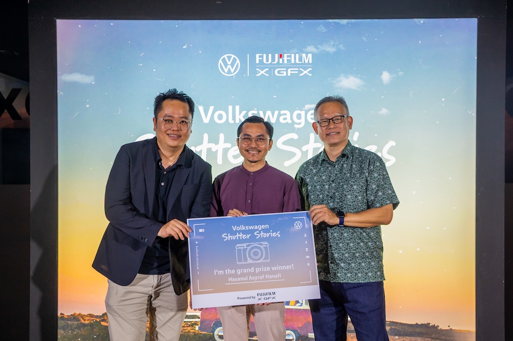 Pemenang Volkswagen Shutter Stories, Hasanul Asyraf (tengah) bersama Thomas Kwan (kiri) dan Charles Lim (kanan)