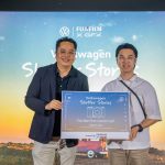 Tempat kedua Volkswagen Shutter Stories, Kelvin Oii (kanan) bersama Thomas Kwan (kiri)