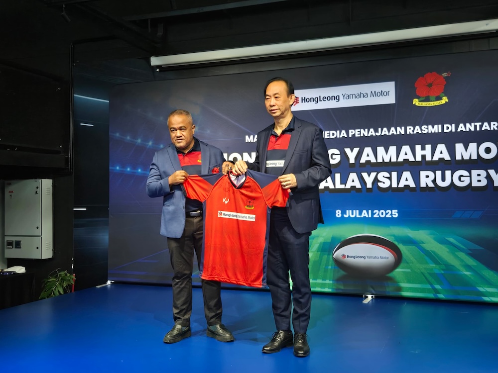Presiden Malaysia Rugby, Amir Amri (kiri) dan Pengarah Urusan HLYM, Profesor Datuk Dr Jim Khor Mun Wei