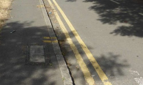 Garisan kembar kuning di tepi jalan