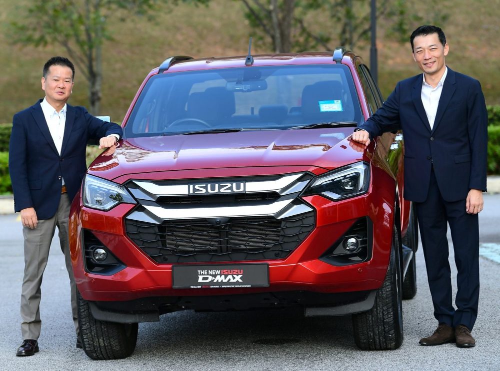 CEO Isuzu Malaysia, Tomoyuki Yamaguchi (kiri) dan COO Isuzu Malaysia, Kenichi Kudo