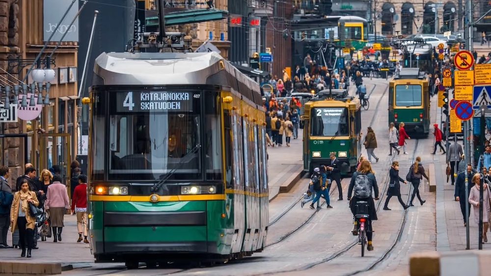Suasana jalan raya di bandar Hensinki, Finland