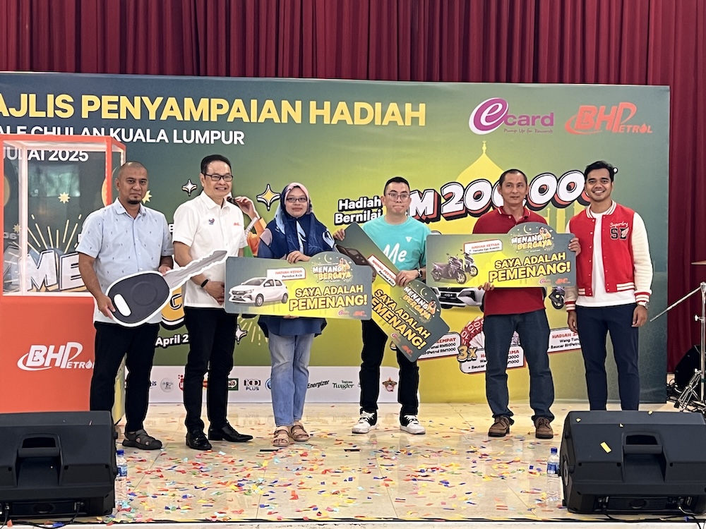 Pemenang peraduan 'Isi Minyak & Beli, Menang Bergaya' 2025 anjuran BHPetrol. 