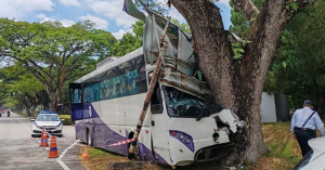 Pemandu bas langgar pokok di UPM