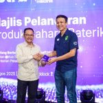 Timbalan Ketua Setiausaha Kementerian Pelaburan Perdagangan dan Industri (MITI), Datuk Hanafi Sakri (kiri) dan CEO Bateriku, Tn Haji Azarol Faizi Zakaria Ansari (kanan)