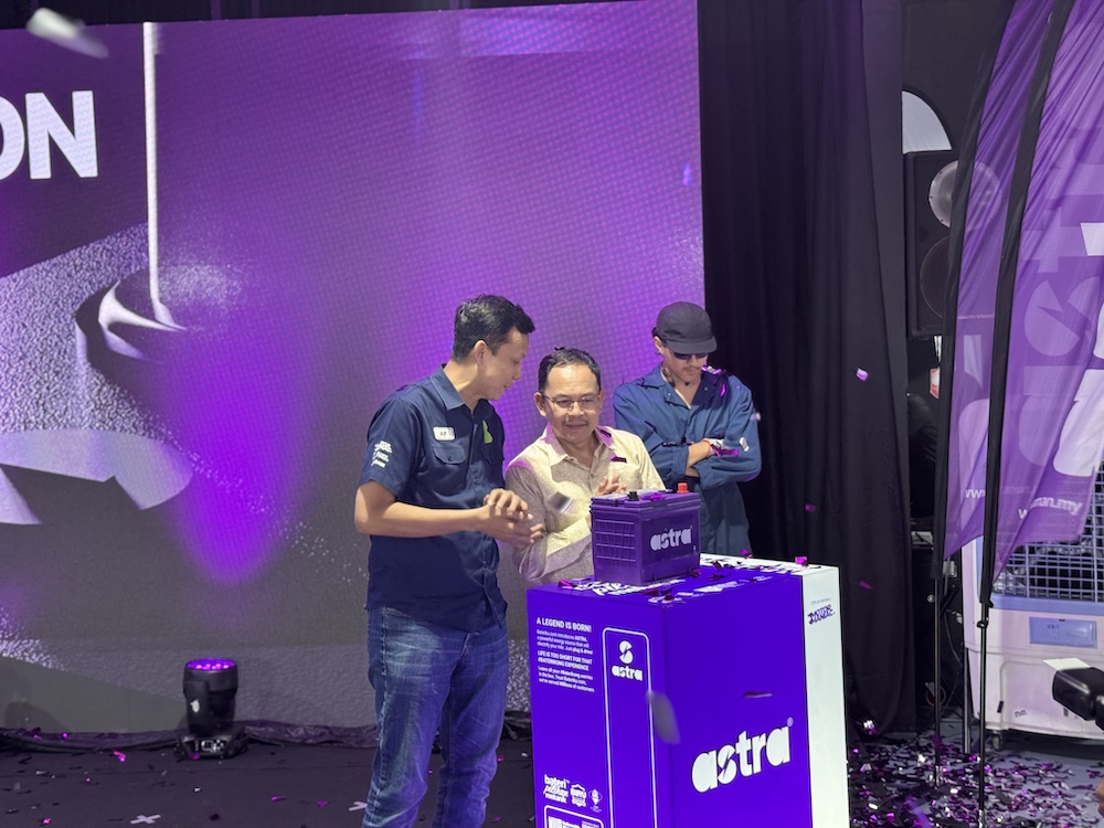 Timbalan Ketua Setiausaha Kementerian Pelaburan Perdagangan dan Industri (MITI), Datuk Hanafi Sakri (kanan) dan CEO Bateriku, Tn Haji Azarol Faizi Zakaria Ansari (kiri)