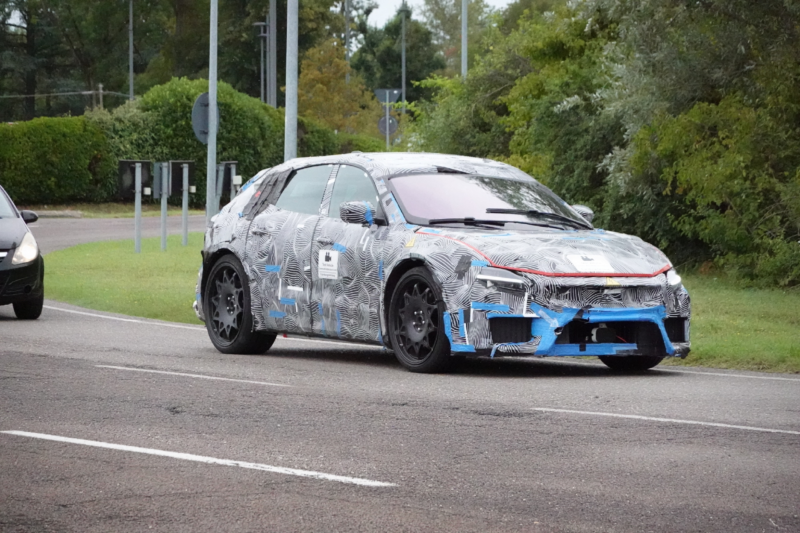 Supercar EV Ferrrari dalam kamoflaj