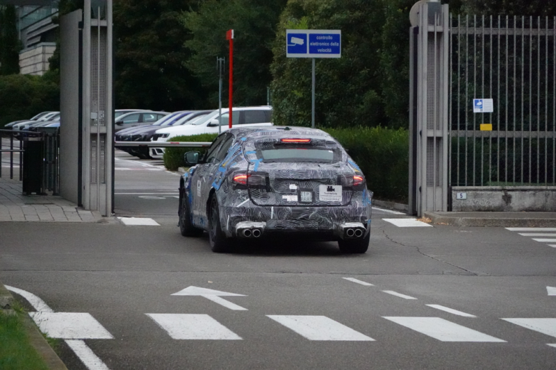 Supercar EV Ferrrari dalam kamoflaj
