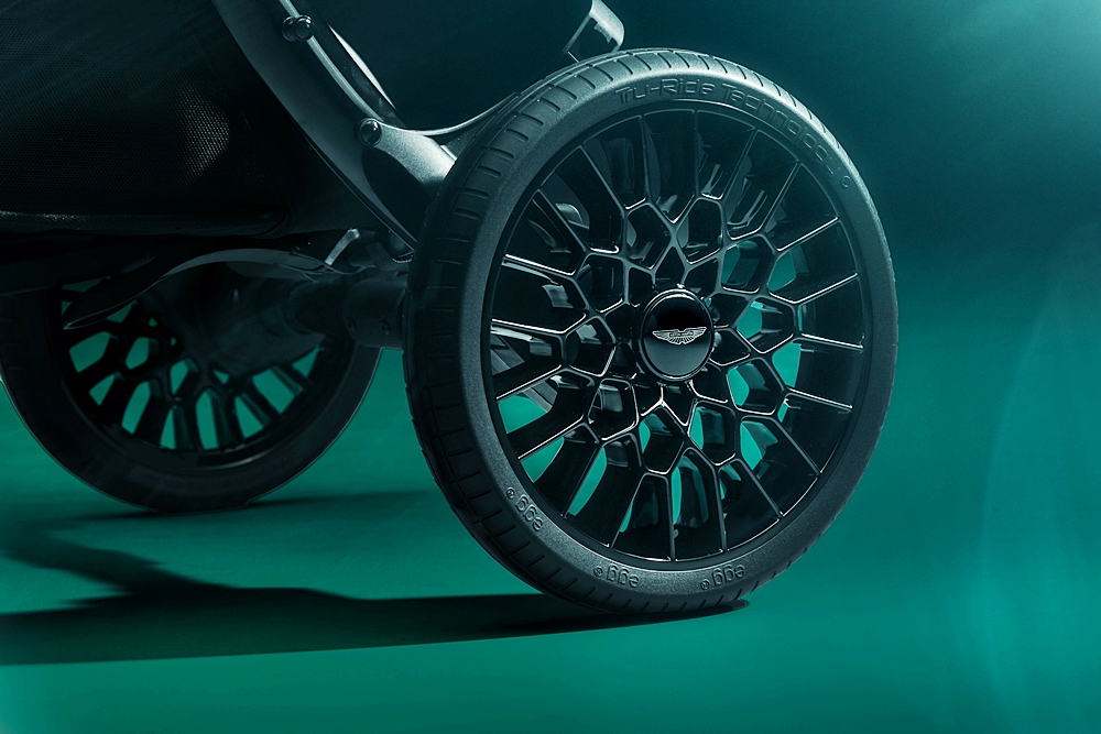 Aston Martin egg3®