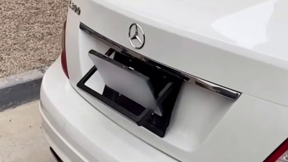 Peranti 'number plate flipper'