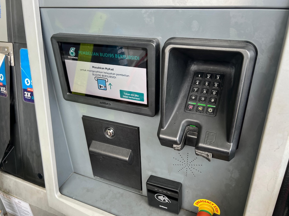 Isi RON96 guna BUDI95 di pam minyak stesen Petronas.