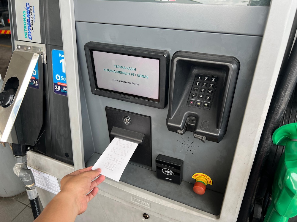 Isi RON96 guna BUDI95 di pam minyak stesen Petronas.