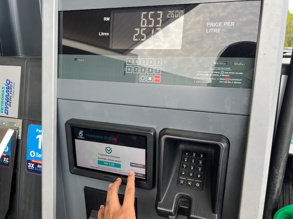 Isi RON96 guna BUDI95 di pam minyak stesen Petronas.