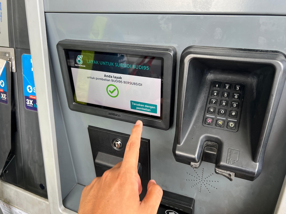 Isi RON96 guna BUDI95 di pam minyak stesen Petronas.