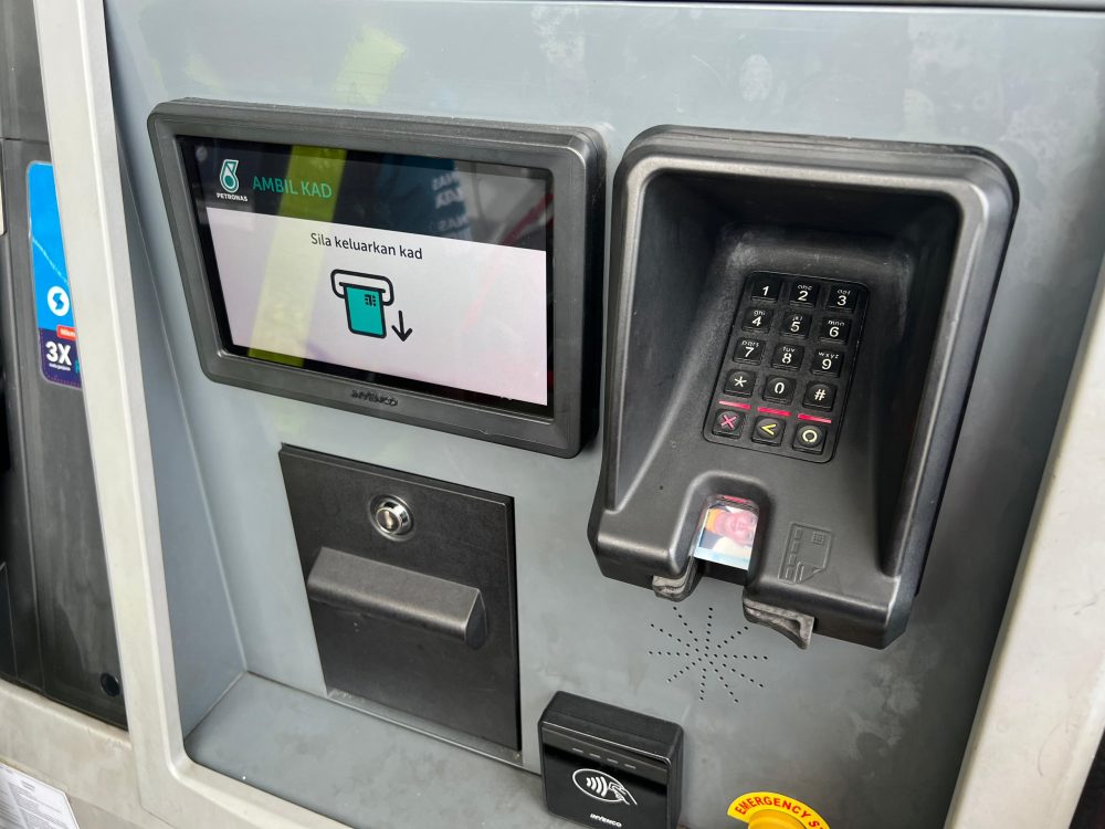 Isi RON96 guna BUDI95 di pam minyak stesen Petronas.