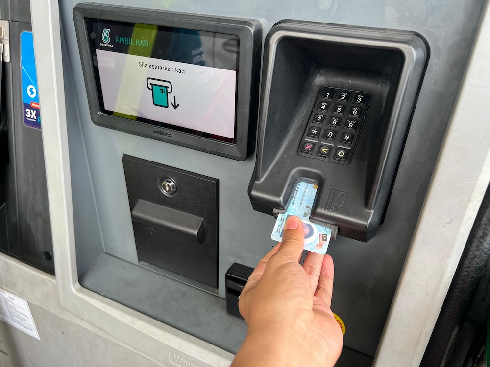 Isi RON96 guna BUDI95 di pam minyak stesen Petronas.