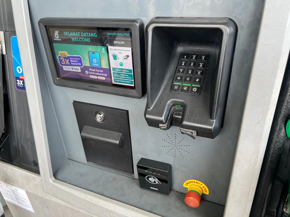 Isi RON96 guna BUDI95 di pam minyak stesen Petronas.