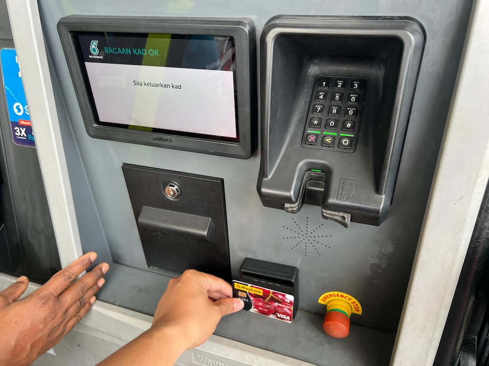 Isi RON96 guna BUDI95 di pam minyak stesen Petronas.