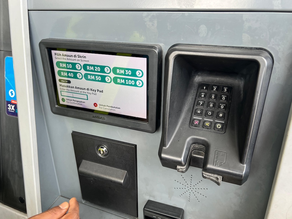 Isi RON96 guna BUDI95 di pam minyak stesen Petronas.