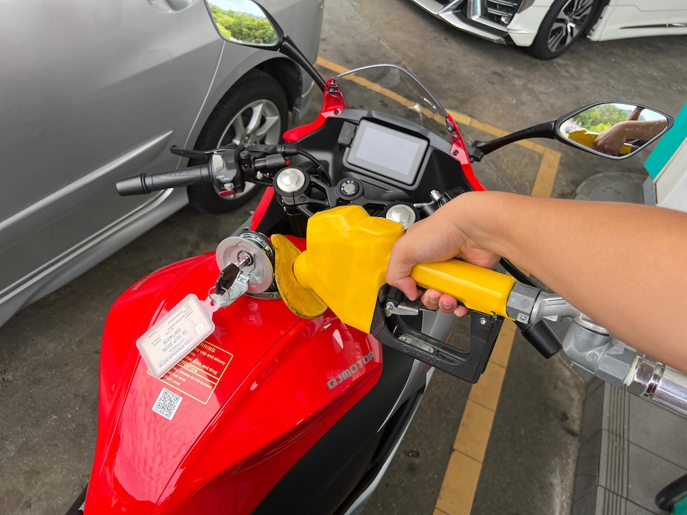 Isi RON96 guna BUDI95 di pam minyak stesen Petronas.