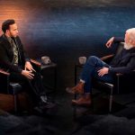Lewis Hamilton dalam rancangan 'My Next Guest Needs No Introduction' dengan David Letterman